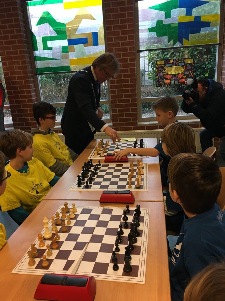 Opening van het 40ste Stichtse Vecht Schoolschaaktoernooi door Burgemeester Witteman